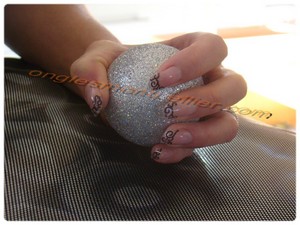 boule argentée faux ongles gel bord libre tranparent déco acrylique noire et rose réduie