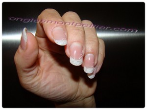 Pose faux ongles gel french naturelle paillettes déco acrylique réduite