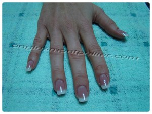 Pose faux ongles gel french naturelle réduite