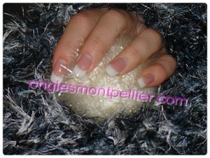 Pose faux ongles gel french naturelle sur ongles courts réduite