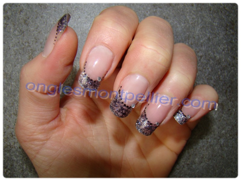 Pose faux ongles gel french paillettes noires deco acrylique et strass réduite