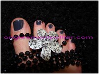 mise en beauté des pieds vernis gris réduite