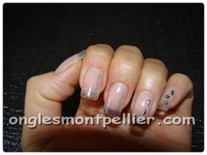 pose faux ongles bord libre transparent et strass r�duite