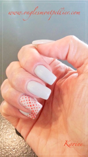 pose ongles gel gris pâle et pois orange p